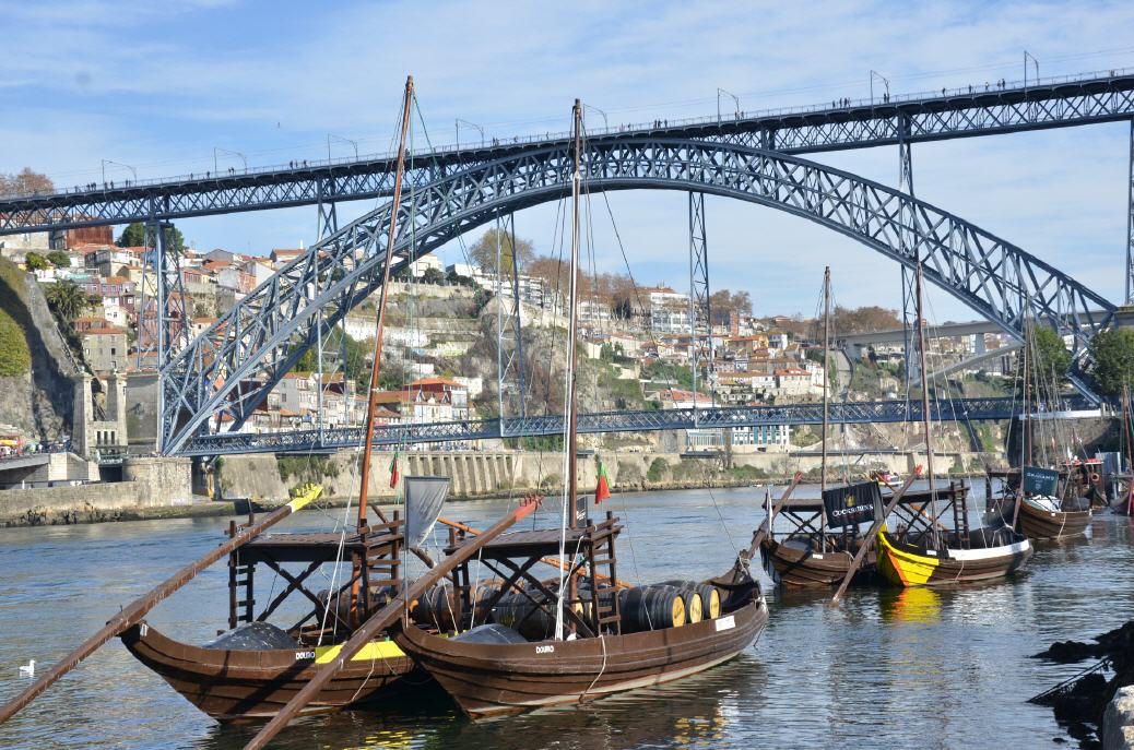 Boote bringen den Portwein aus dem Duoro-Tal